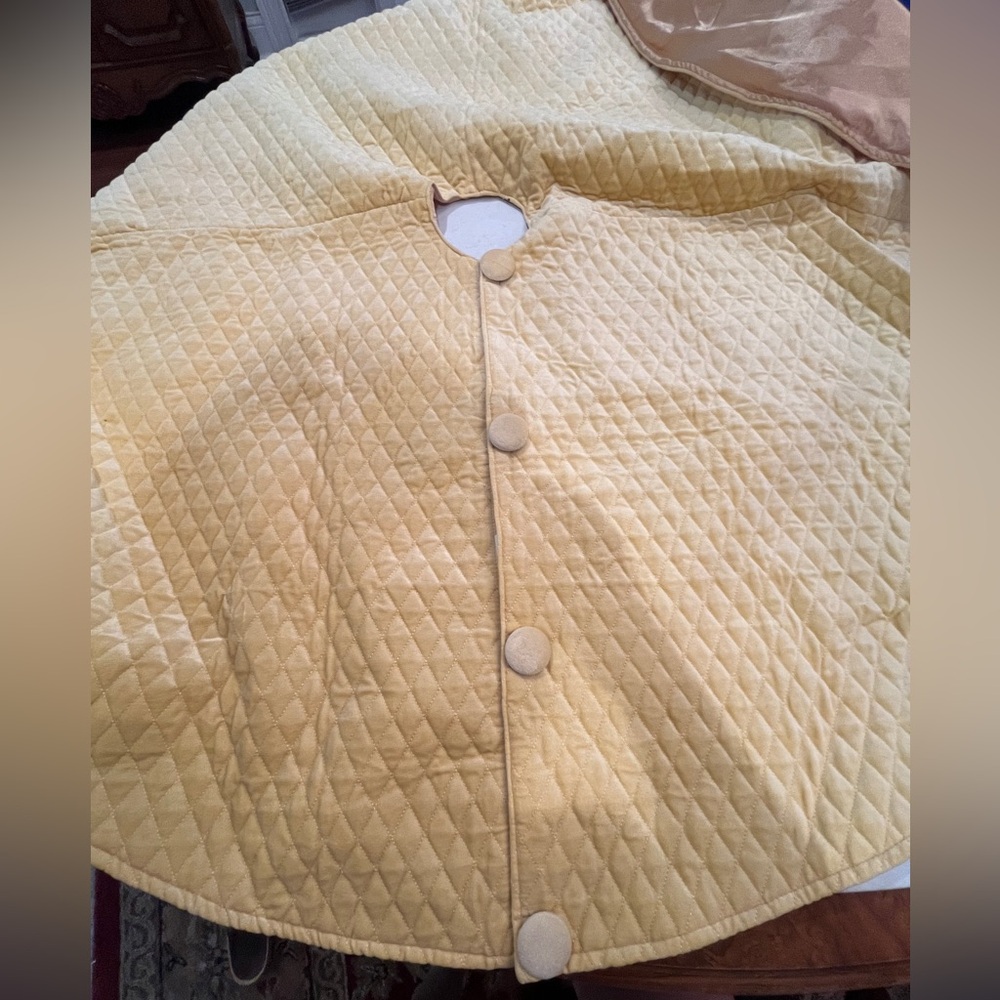 Soft Yellow Quilted velvet Tree Skirt. Gorgeous! Perfect for a pastel
Christmas! - Picture 4 of 7